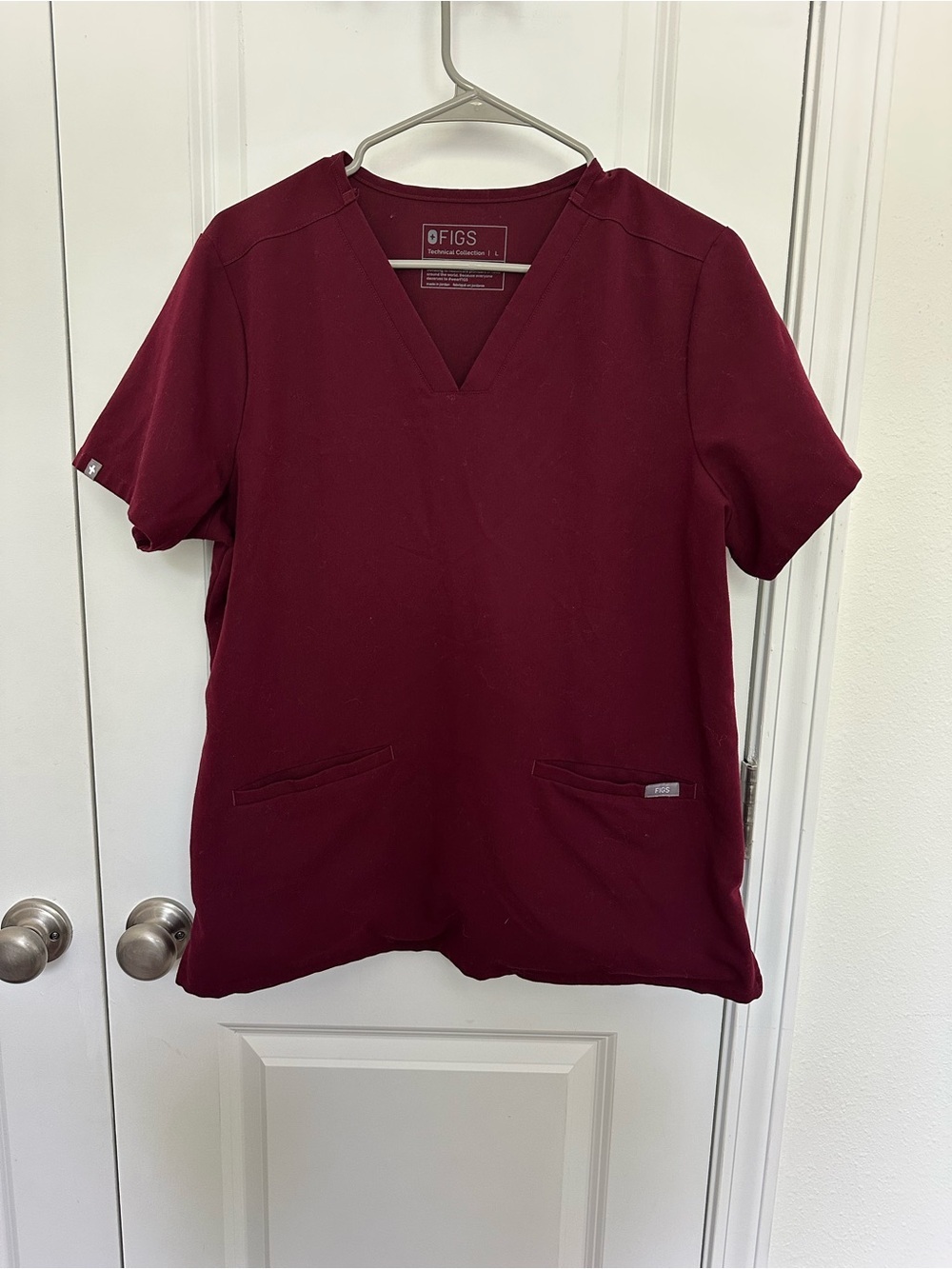 FIGS Casma Three-Pocket Scrub Top in Burgundy - Picture 2 of 4